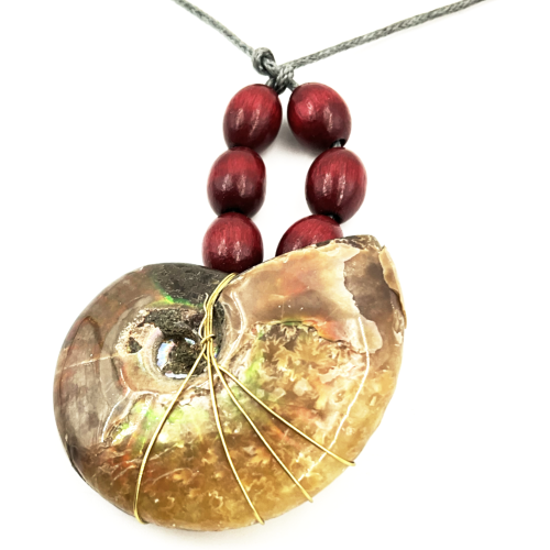 naszyjnik z naturalnym amonitem mistyczny amulet ochrony transformacji i harmonii