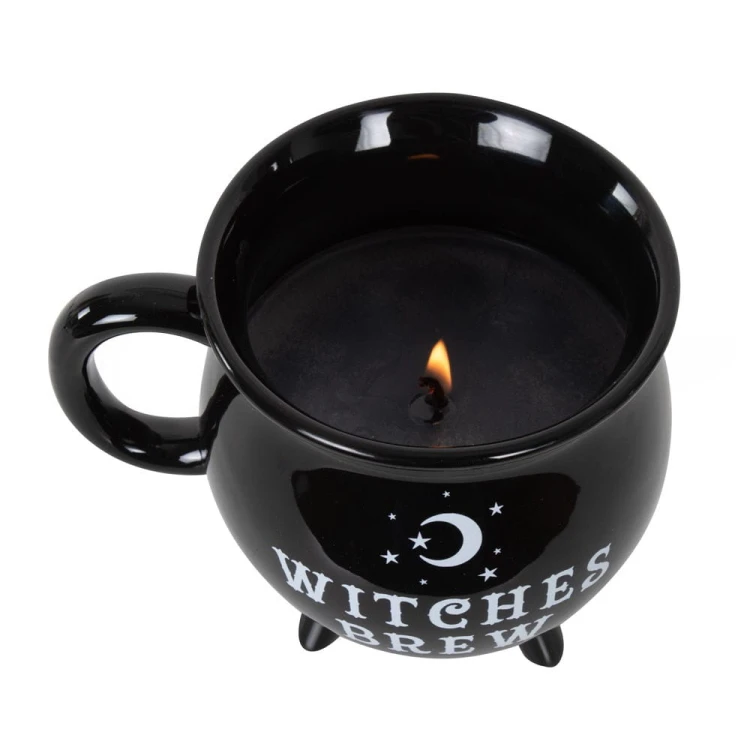 Świeca „Witches Brew Cauldron Mug Candle” – kociołek czarownicy, ziołowy aromat, 100% wosk sojowy. Czas palenia 35h. Magia i praktyczność w jednym.